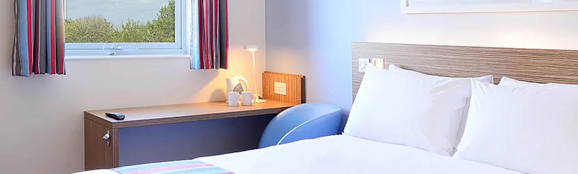 travel lodge bedroom at worthing west sussex.